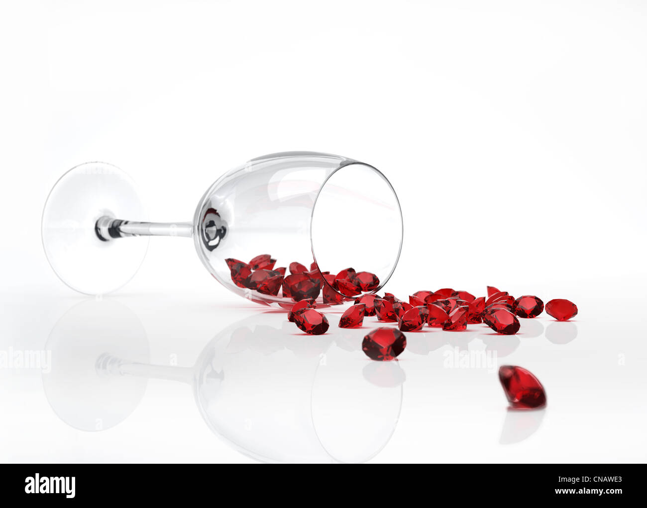 Feltro di vetro verso il basso, con molti i diamanti rossi è venuto fuori di essa, invece di vino. Foto Stock