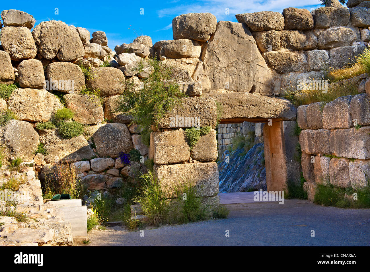 Micene Lion Gate & cittadella mura costruite nel 1350 A.C. e il suo stile ciclopiche pareti a causa di vaste dimensioni dei blocchi. La Grecia Foto Stock