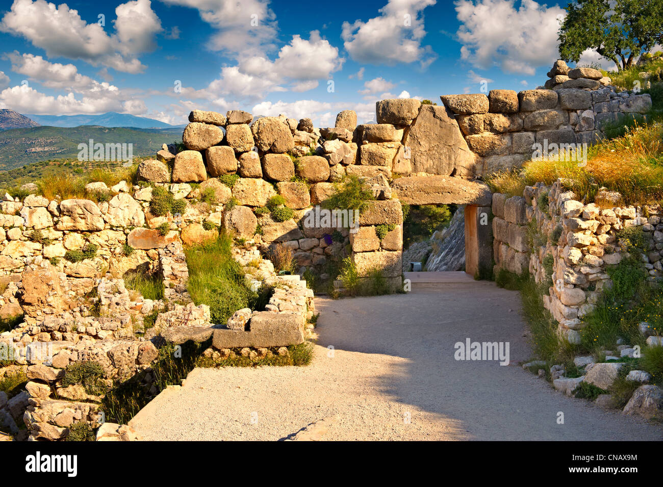 Micene Lion Gate & cittadella mura costruite nel 1350 A.C. e il suo stile ciclopiche pareti a causa di vaste dimensioni dei blocchi. La Grecia Foto Stock