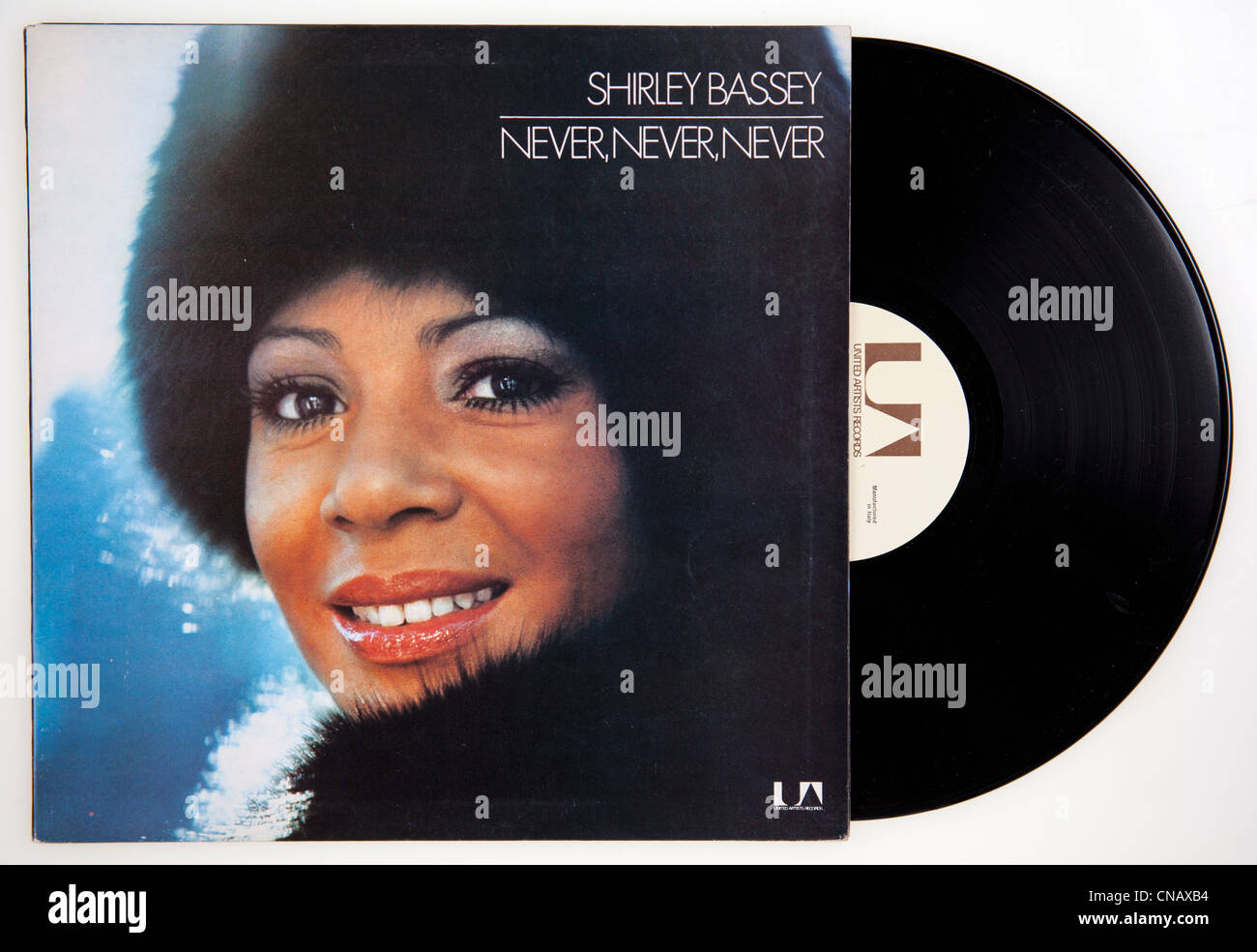 Copertina di album in vinile mai, mai, mai da Shirley Bassey, rilasciato 1973 su United Artists Records (ritratto da Lord Snowdon) Foto Stock
