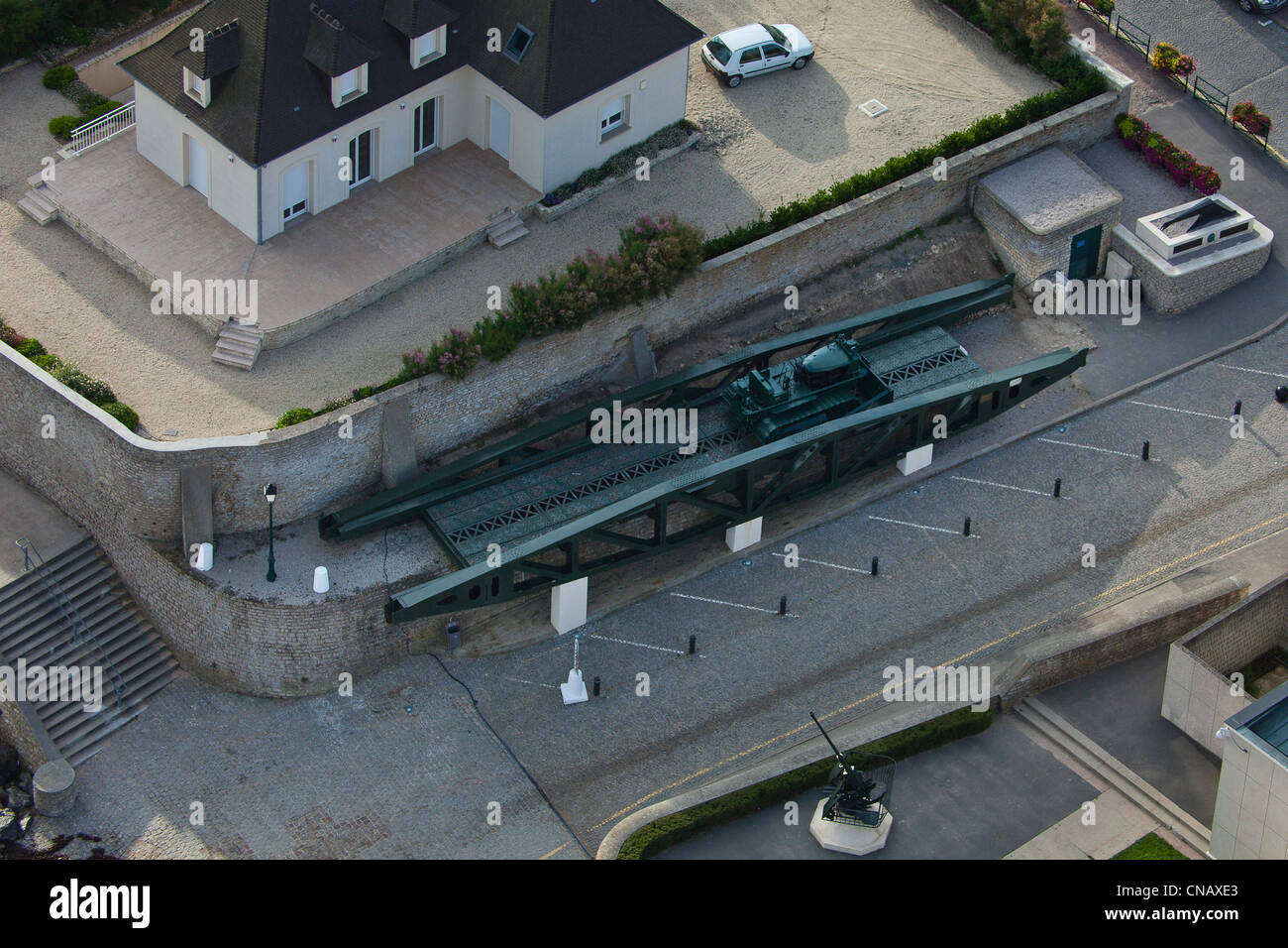 Francia, Calvados, Arromanches les Bains, Débarquement Museum, Gelso causeway (vista aerea) Foto Stock