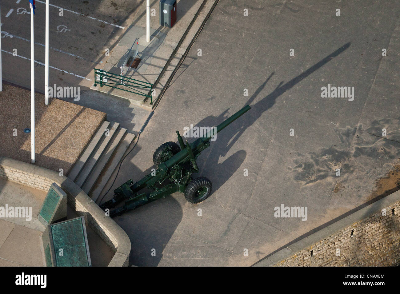 Francia, Calvados, Arromanches les Bains, cannone britannico prima del débarquement Museum (vista aerea) Foto Stock