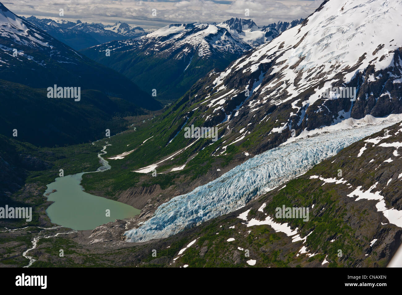 Vista aerea di un ghiacciaio senza nome e sorgenti del fiume Nourse in costiera la gamma della montagna a nord di Skagway, Alaska, Summmer Foto Stock