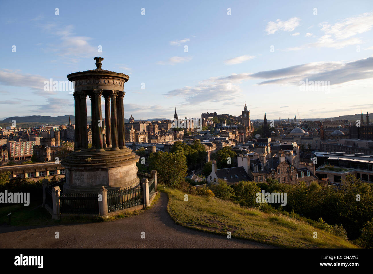 Colonne antiche che si affaccia sullo skyline della città Foto Stock