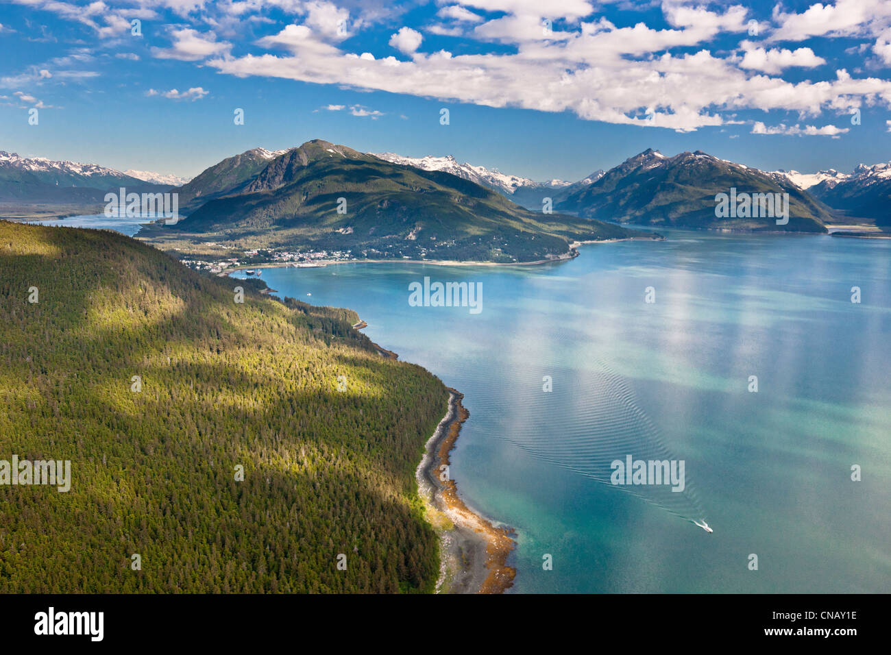 Vista aerea della città di Haines dal di sopra Chilkoot ingresso, Takshanuk e Takhinsha gamme della montagna, Alaska Foto Stock
