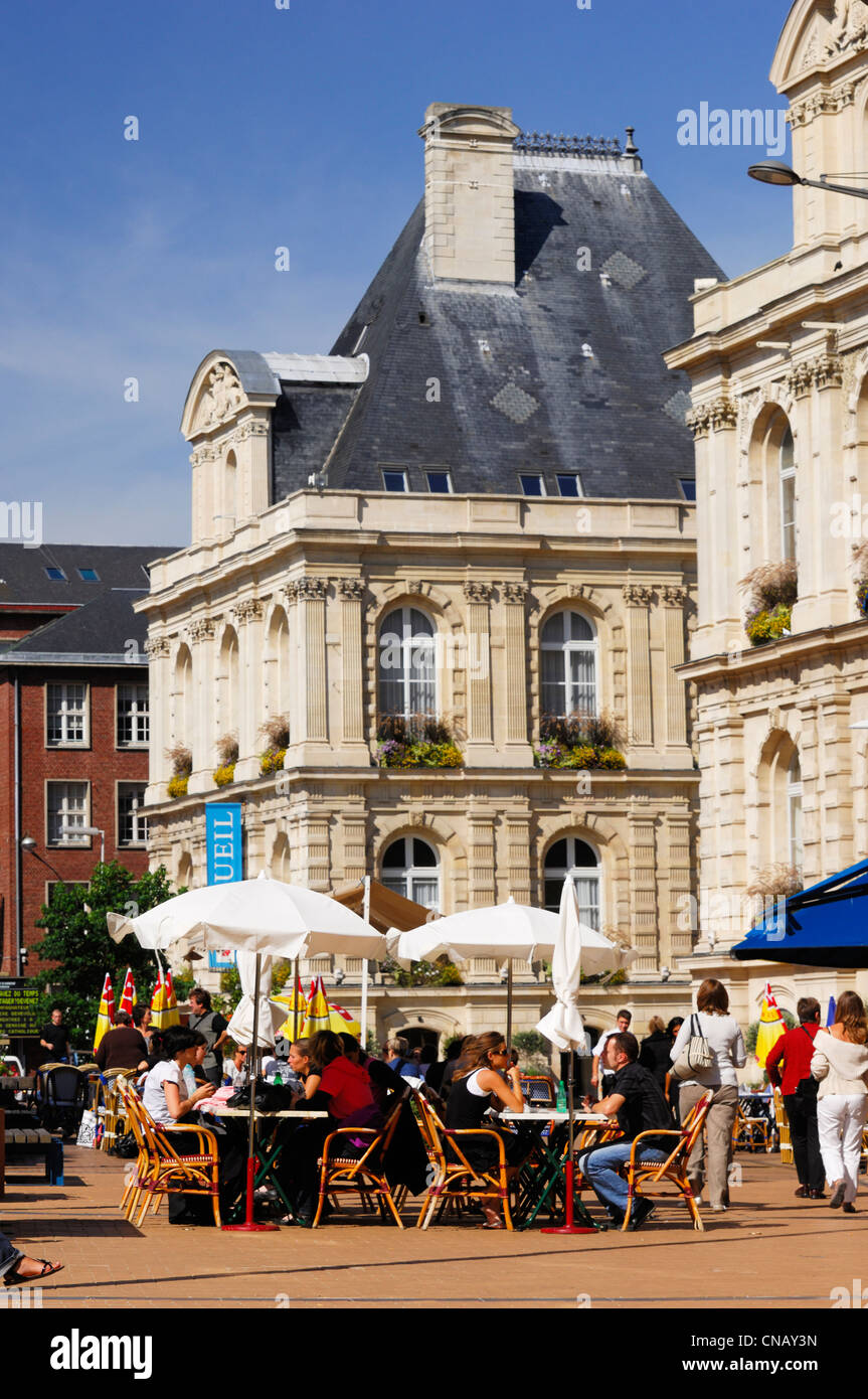 Francia, Somme, Amiens, cafe e ristorante le terrazze di fronte al Municipio Foto Stock