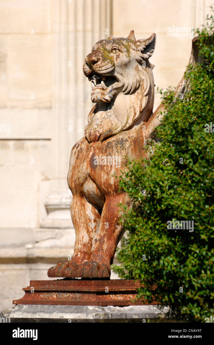 Francia, Somme, Amiens, leone alato statua di fronte al Museo della Piccardia Foto Stock
