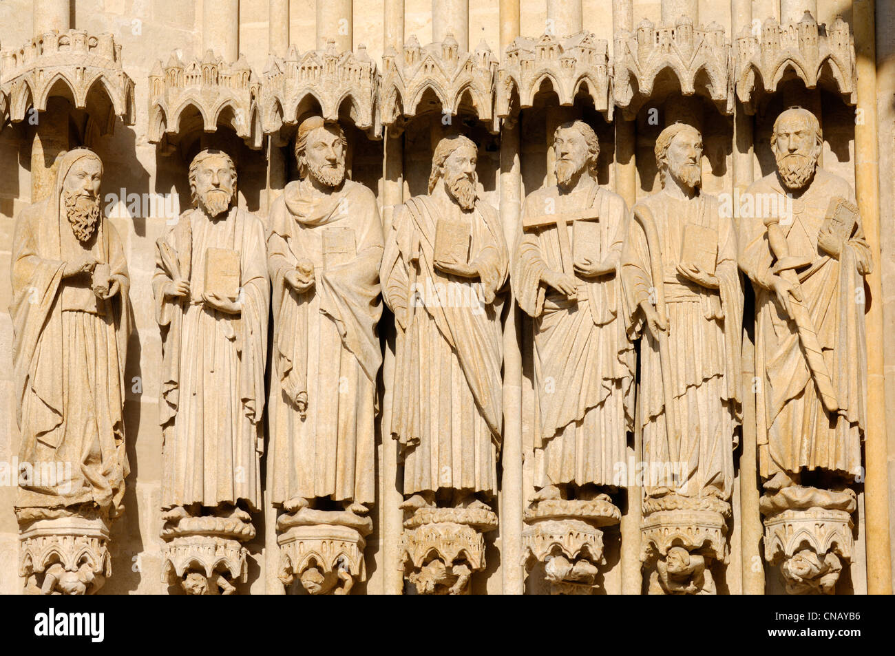 Francia, Somme, Amiens, Notre Dame d'Cattedrale di Amiens, elencato come Sito del Patrimonio Mondiale dall'UNESCO, statue a sinistra del Foto Stock