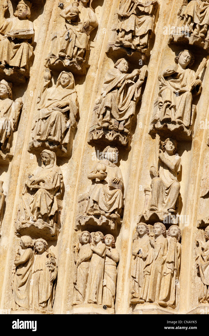 Francia, Somme, Amiens, Notre Dame d'Cattedrale di Amiens, classificato come patrimonio mondiale dall'UNESCO, i dettagli delle statue di sinistra Foto Stock