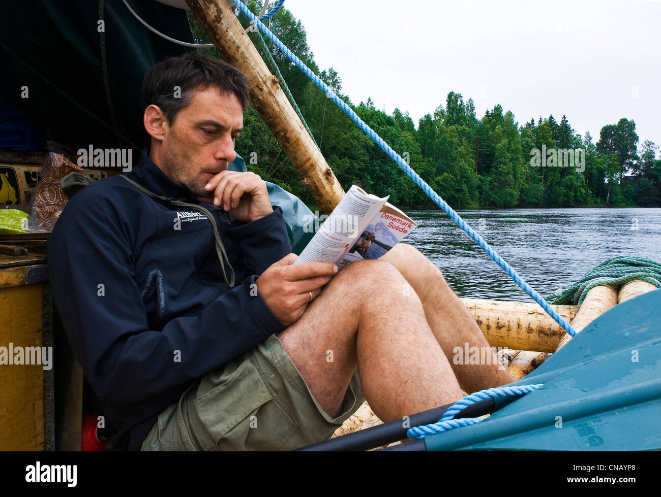 La Svezia, zona centrale, Varmland County, zattera di legno barca sul fiume Klaralven tra i villaggi di Stollet e Ederback Foto Stock