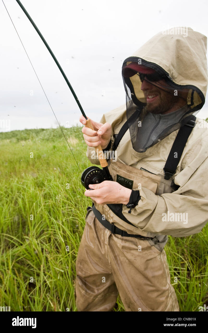 Fly fisherman indossare la protezione di zanzara di pesci per il salmone sul fiume Mulchatna in Bristol Bay Area, Alaska Foto Stock