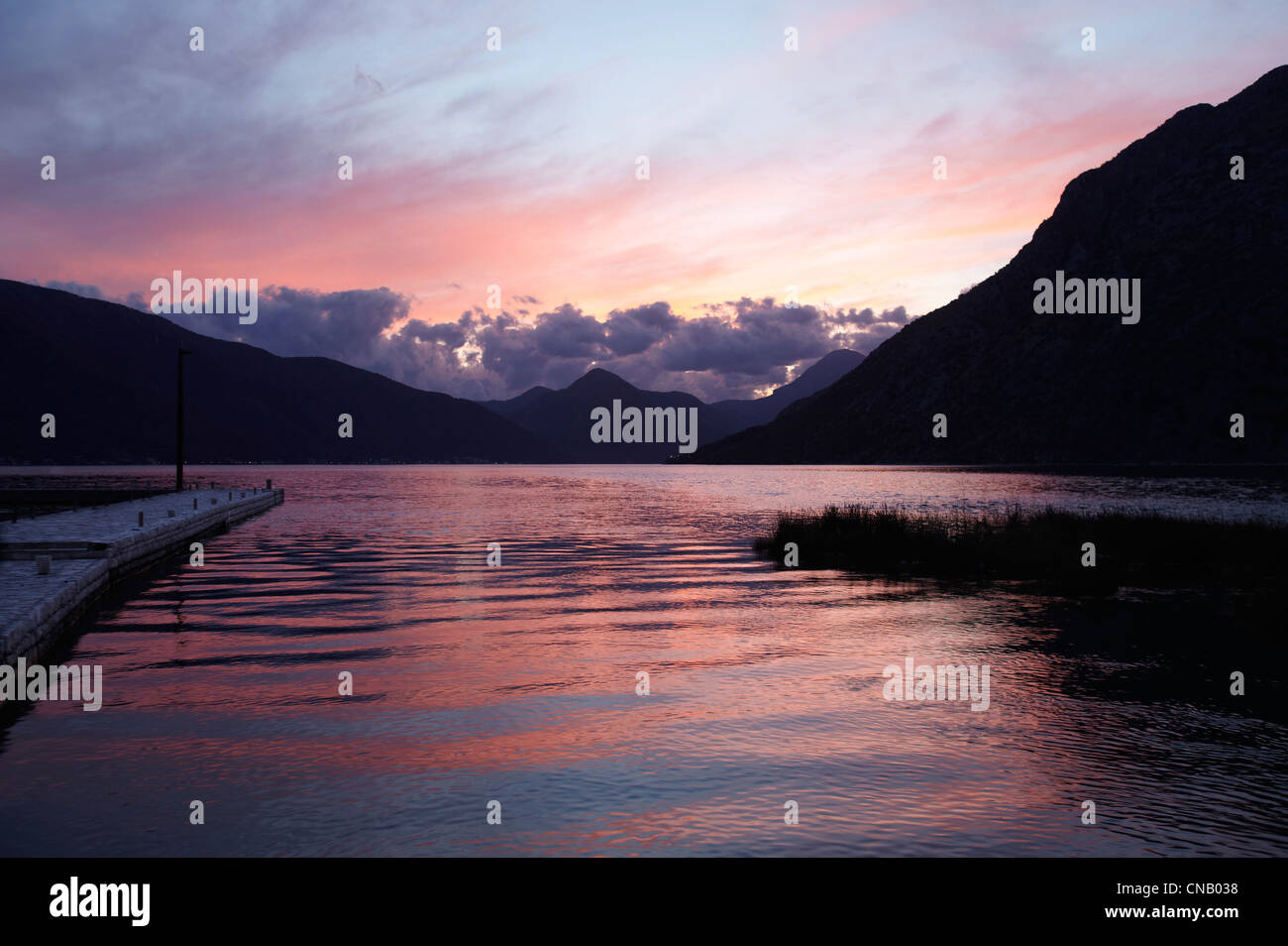 Cielo di tramonto riflesso nel lago ancora Foto Stock