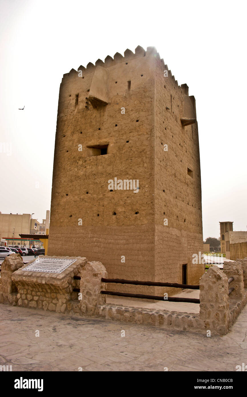 Ingresso al Ghubaiba stazione della metropolitana dissimulata come un windtower, Dubai, Emirati Arabi Uniti Foto Stock