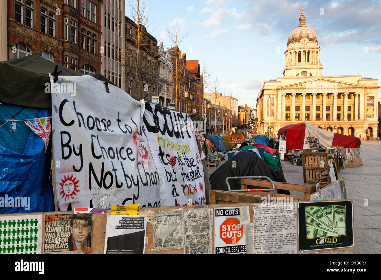 Occupare la protesta del camp nella Piazza del Mercato Vecchio, Nottingham, Inghilterra, Regno Unito. Il camp è stato istituito nel mese di ottobre 2011 Foto Stock