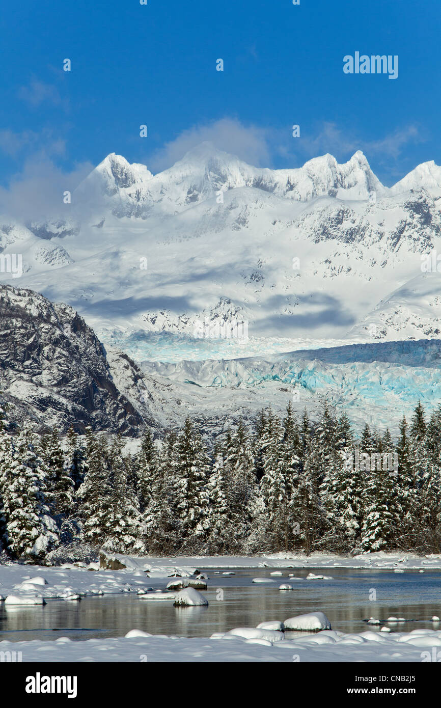 Scenic paesaggio invernale di Mendenhall River, Mendenhall Glacier e torri, Tongass National Forest, a sud-est di Alaska Foto Stock
