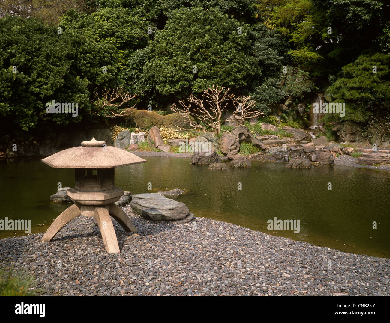 Giappone Tokyo Imperial Palace Garden lago ornamentale con laterna Foto Stock