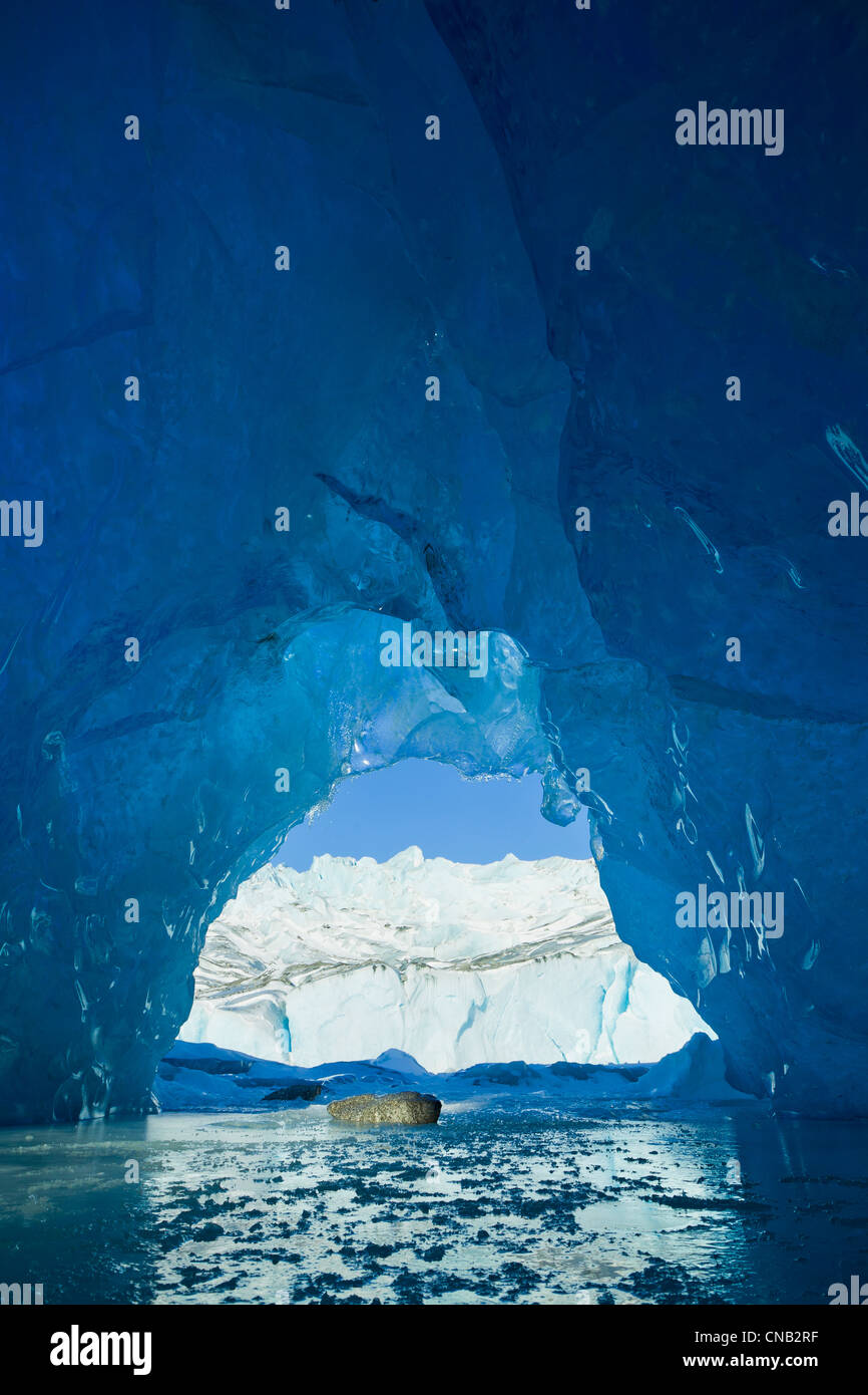 Vista dall'interno di una caverna di ghiaccio di un iceberg congelati in Mendenhall Lago, Juneau, a sud-est di Alaska, inverno Foto Stock