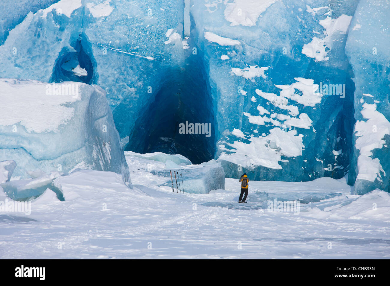 L'uomo fotografie di un enorme iceberg congelati nella superficie di Mendenhall Lago, Juneau, a sud-est di Alaska, inverno Foto Stock