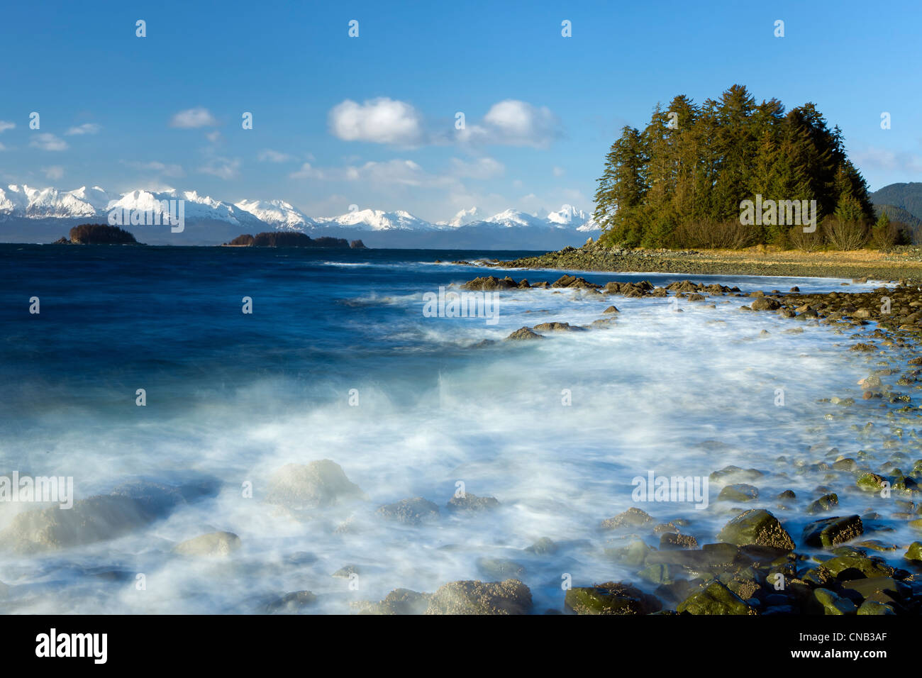 Composito: il vento e le onde pound la costa rocciosa lungo Eagle Beach, Lynn Canal, all'interno del passaggio, Alaska Foto Stock