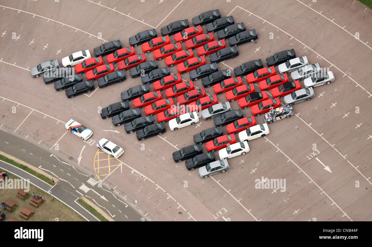 Veduta aerea delle vetture BMW Serie M predisposte per una stunt pubblicitaria in pista a Gaydon Foto Stock