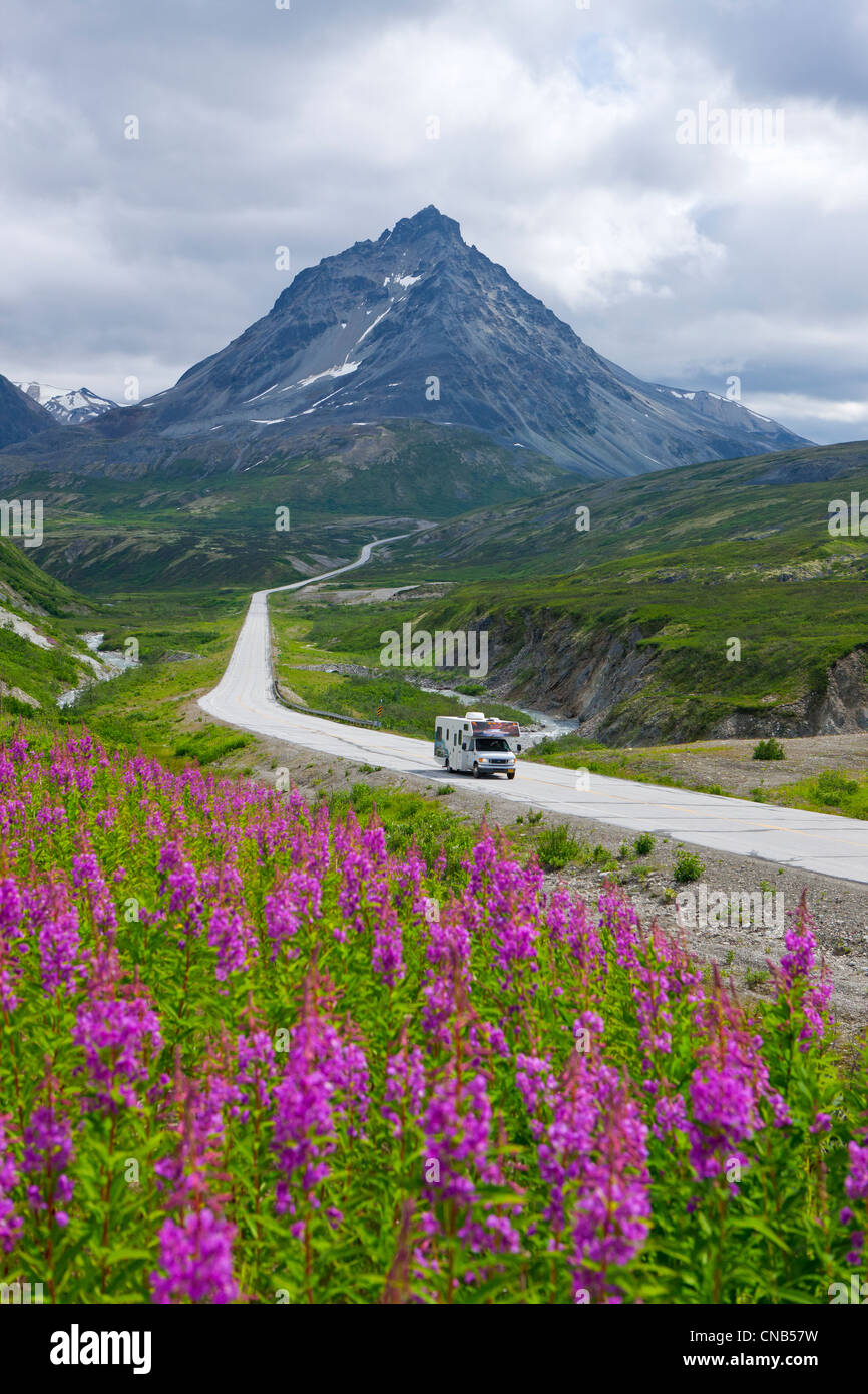 Vista panoramica di un RV viaggia su Alaska autostrada vicino Haines Junction, Yukon Territory, Canada, estate Foto Stock