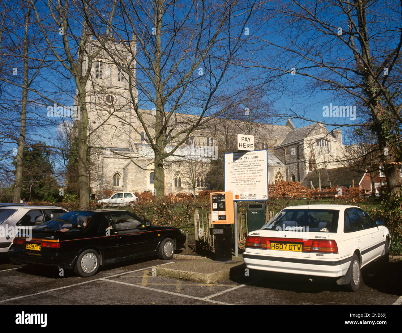 Dorset Christchurch Priory e parcheggio auto nelle vicinanze Foto Stock