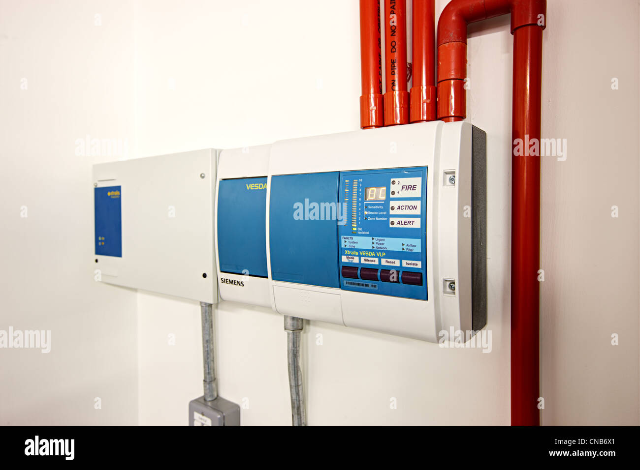 Estintore di apparecchiature di controllo sala computer Foto Stock