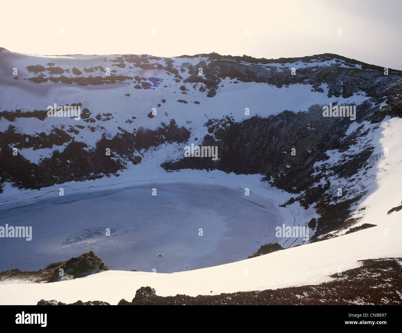 Islanda Kerid (KERIÐ Kerið) Grinsnes un lago riempito vulcano estinto vista nel cratere Foto Stock