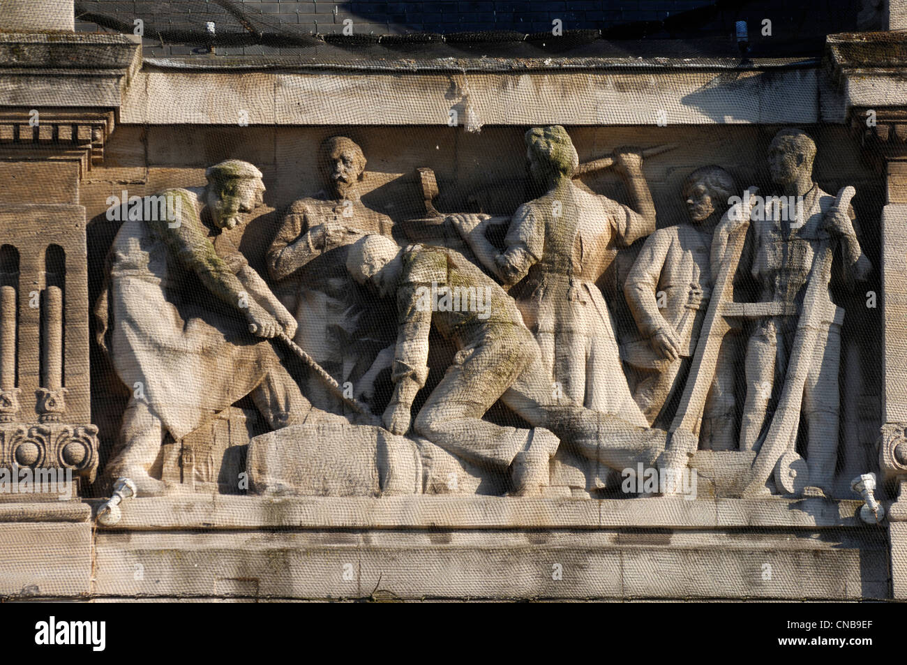 Francia, Nord, Roubaix, facciata dell'Hotel de Ville, dettagli delle sculture del Comune di Roubaix Foto Stock