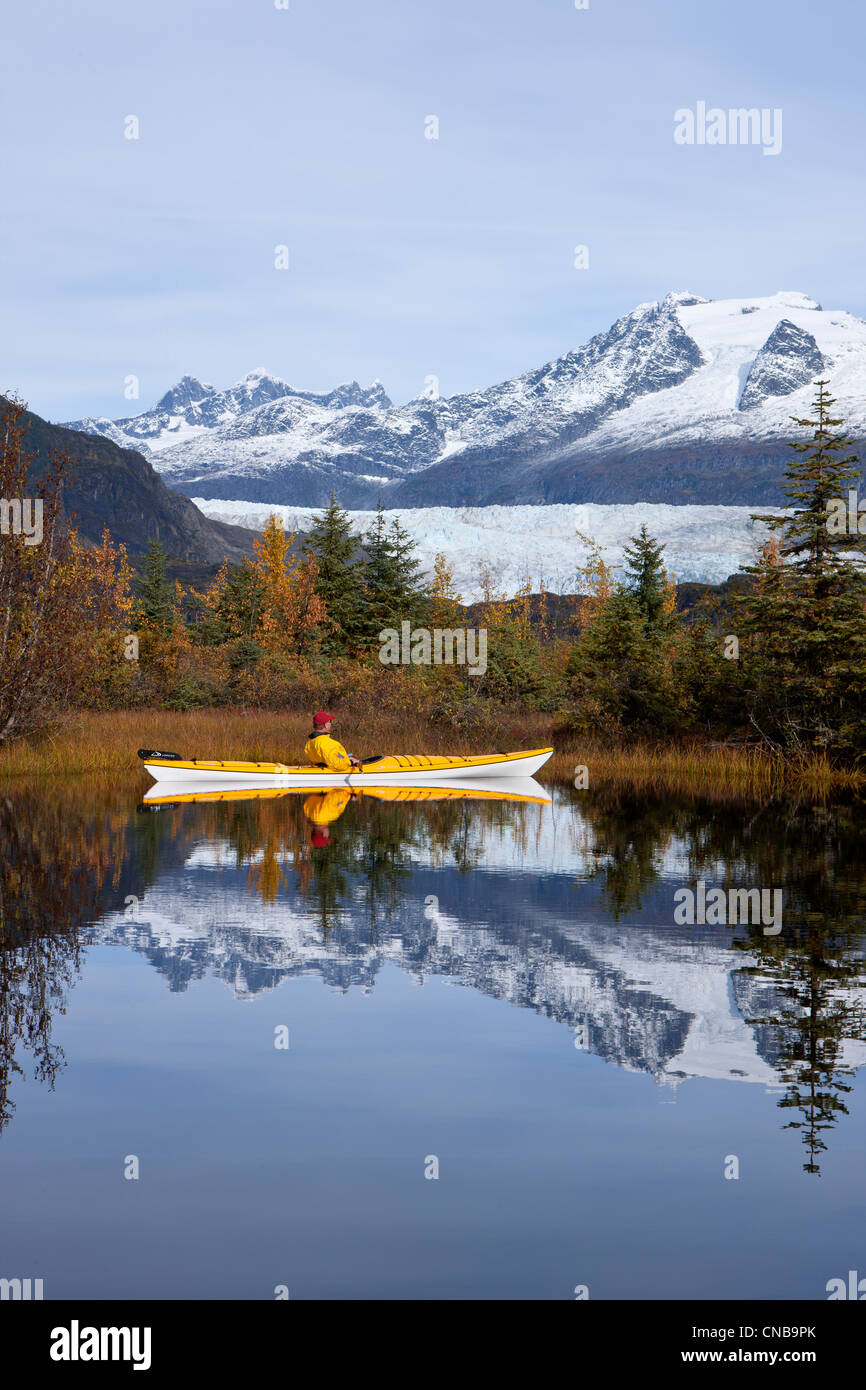 Persona in kayak di mare in un lago vicino Mendenhall Glacier, Tongass National Forest, Juneau, a sud-est di Alaska, Autunno Foto Stock