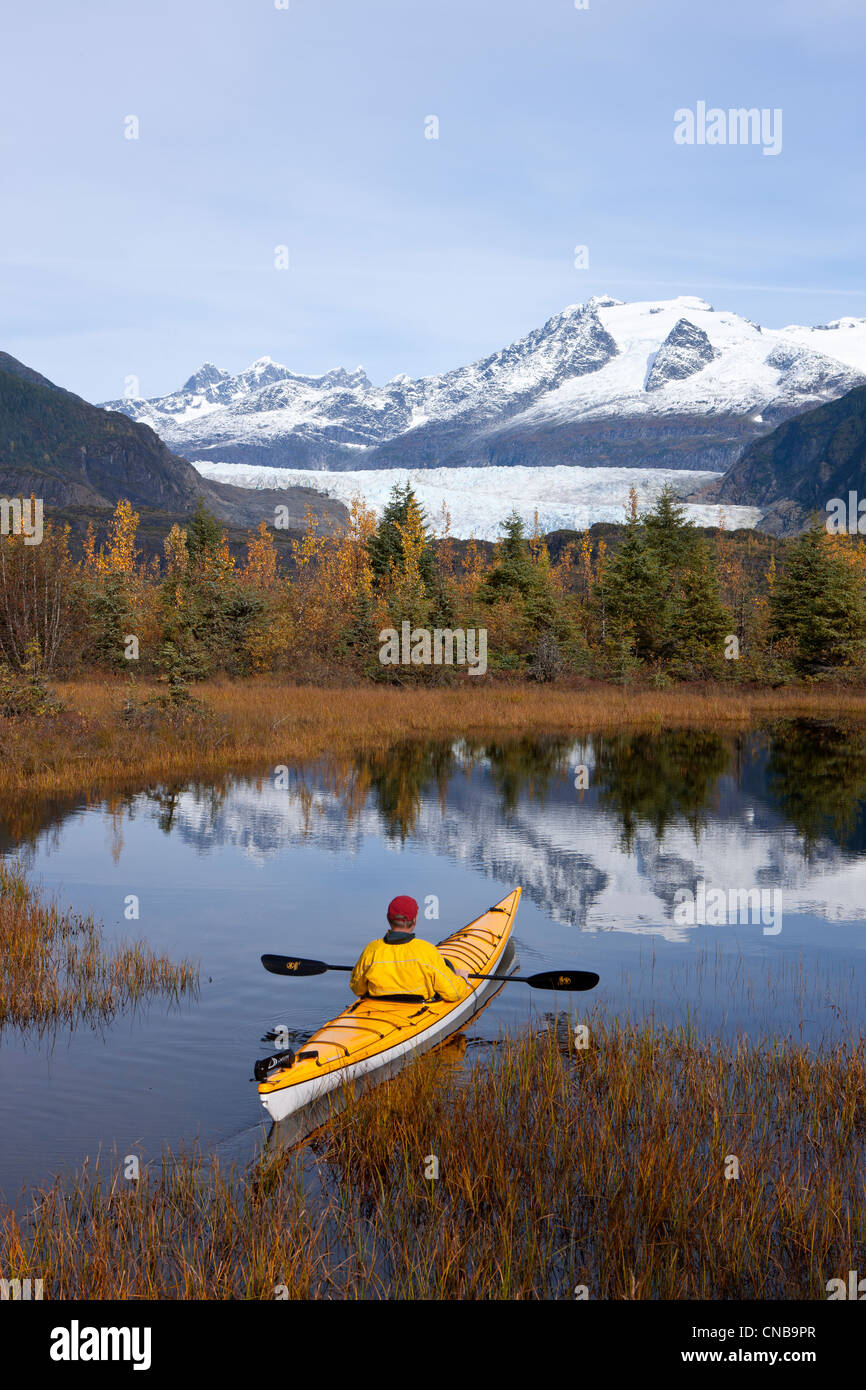 Persona in kayak di mare in un lago vicino Mendenhall Glacier, Tongass National Forest, Juneau, a sud-est di Alaska, Autunno Foto Stock