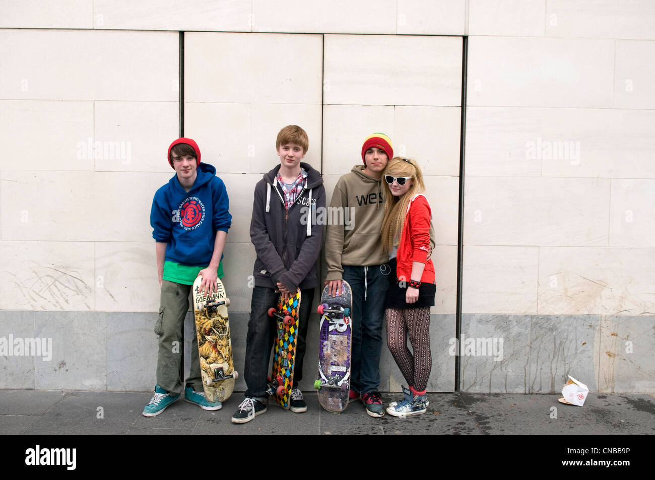 Regno Unito e Irlanda del Nord, Belfast, giovani in strada Foto Stock
