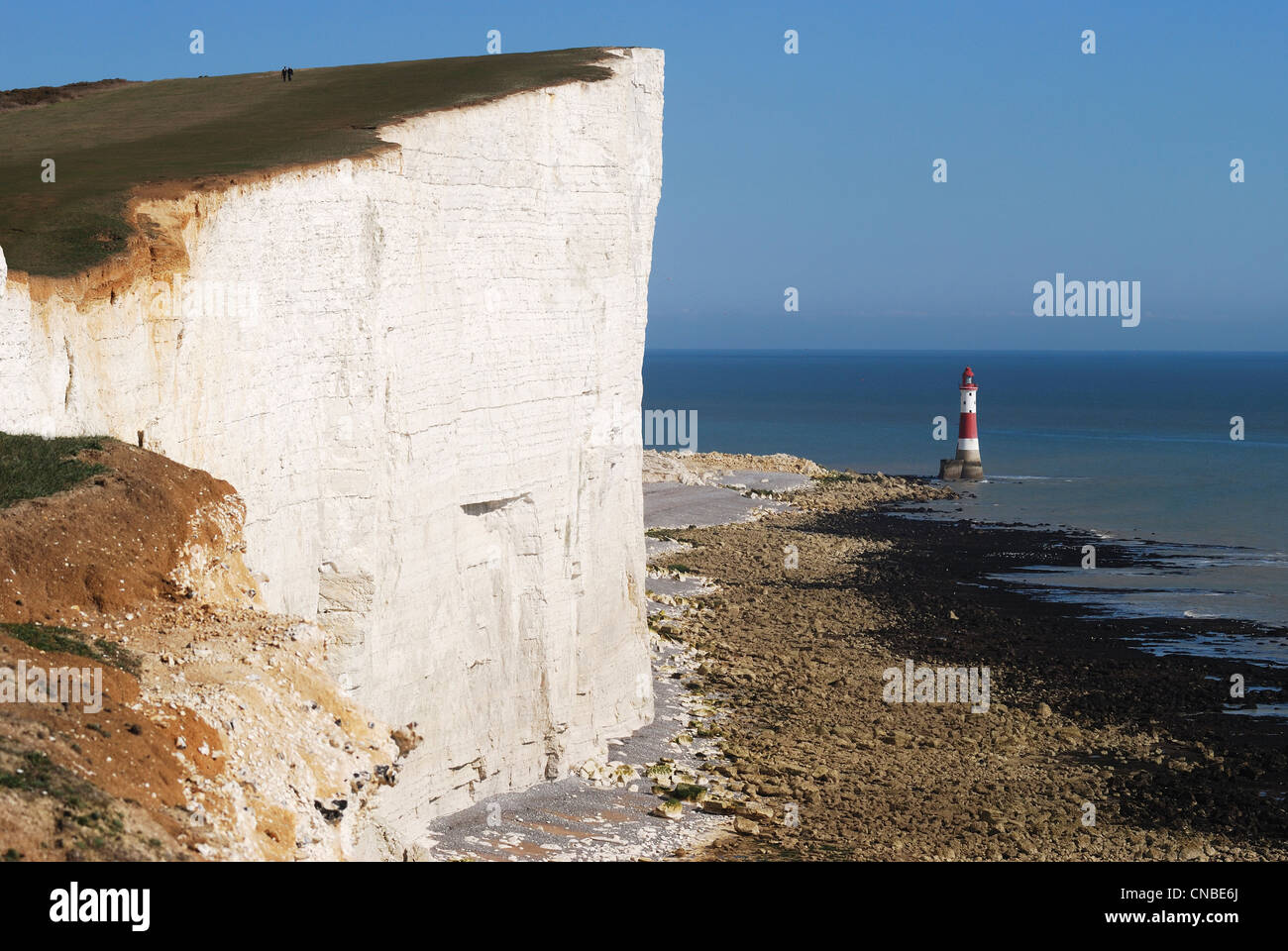 Chalk scogliere di Beachy Head vicino a Eastbourne. East Sussex. In Inghilterra. Con il faro sotto la scogliera sulla spiaggia Foto Stock