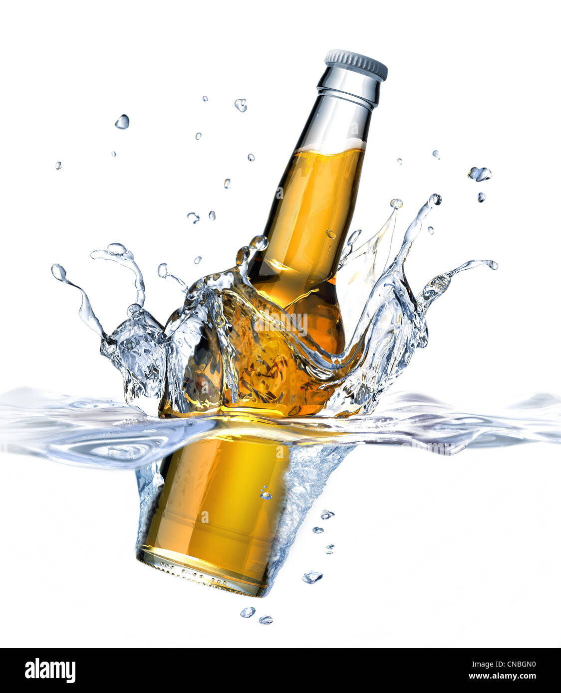 Birra chiara bottiglia che cade in acqua, formando una corona splash. Vista da un lato vicino, con anche la parte sotto l'acqua visibl Foto Stock
