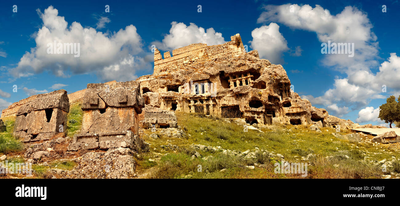 Tlos acropoli e Lycian casa e tempio-tipo tombe rupestri. Anatolia in Turchia Foto Stock