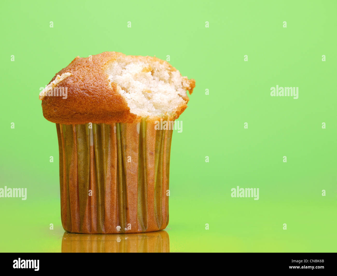 Deliziosa tortina con il morso preso shot su sfondo verde chiaro Foto Stock