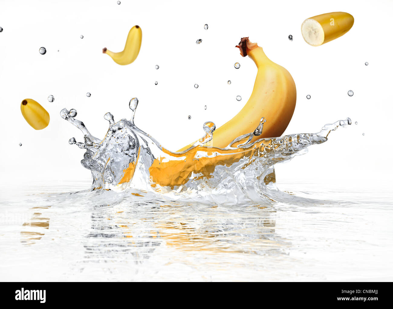 Banana schizzi in acqua chiara su sfondo bianco. Foto Stock