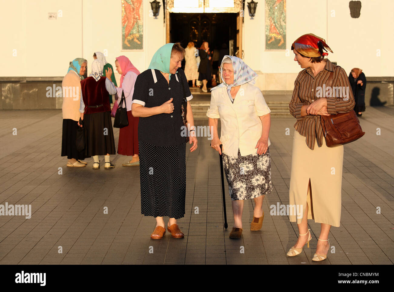 Le donne di fronte alla Cattedrale Ortodossa di Santo Spirito, Minsk, Bielorussia Foto Stock