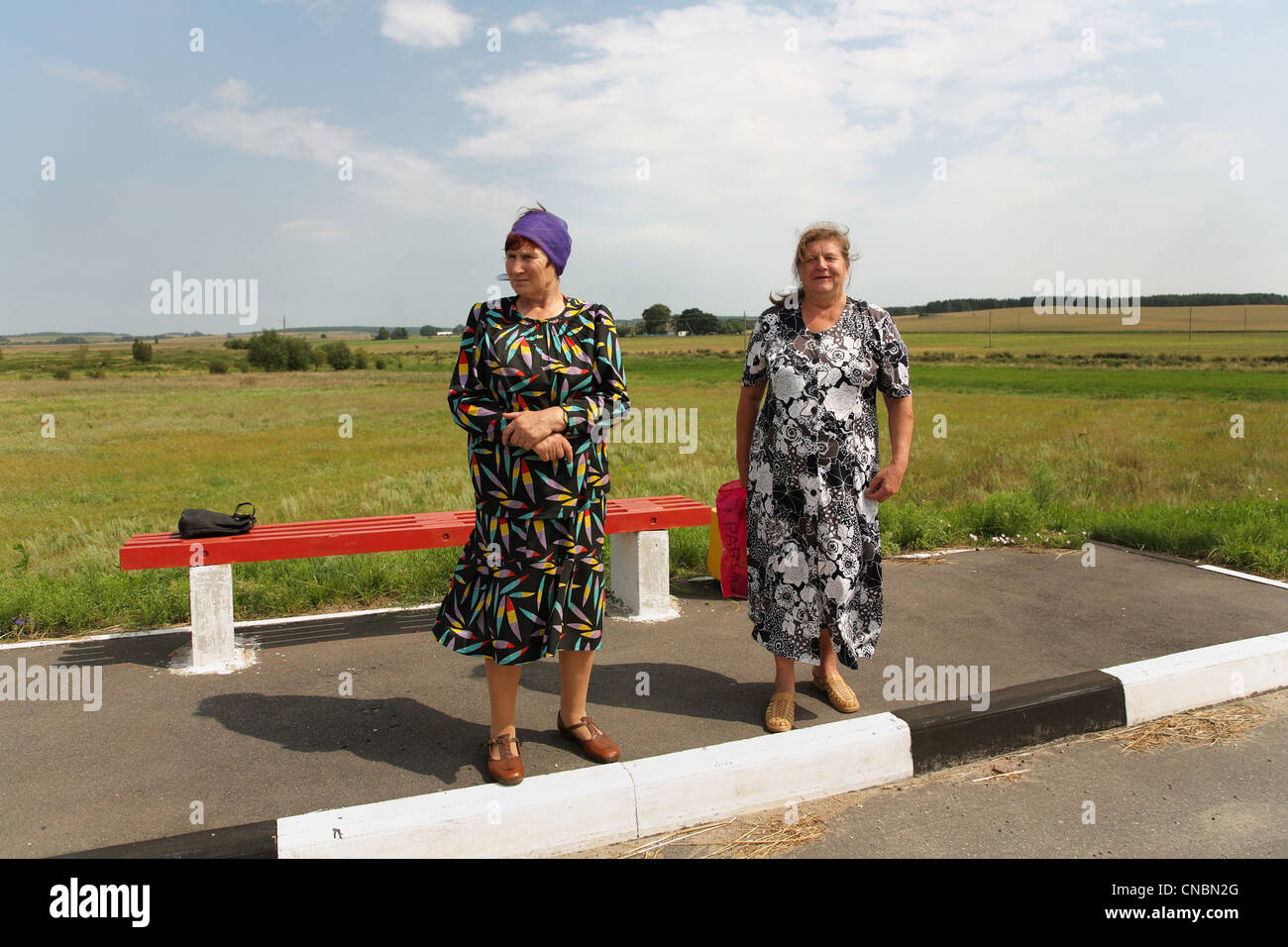 Due donne di origine polacca in attesa di un autobus intercity, Galynka, Bielorussia Foto Stock