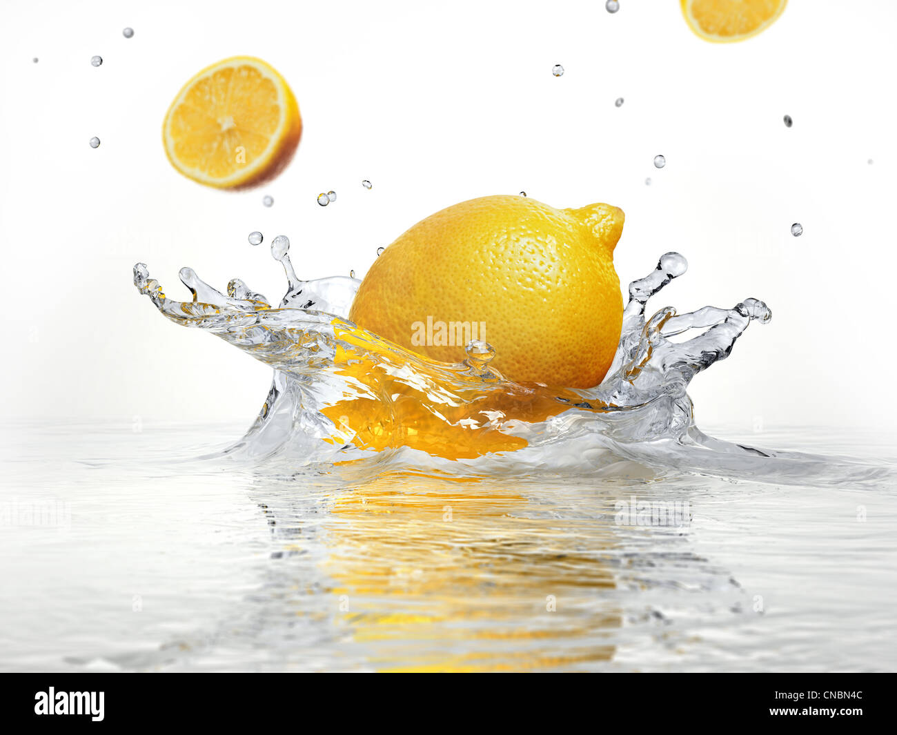 Spruzzi di limone in acqua chiara su sfondo bianco. Foto Stock