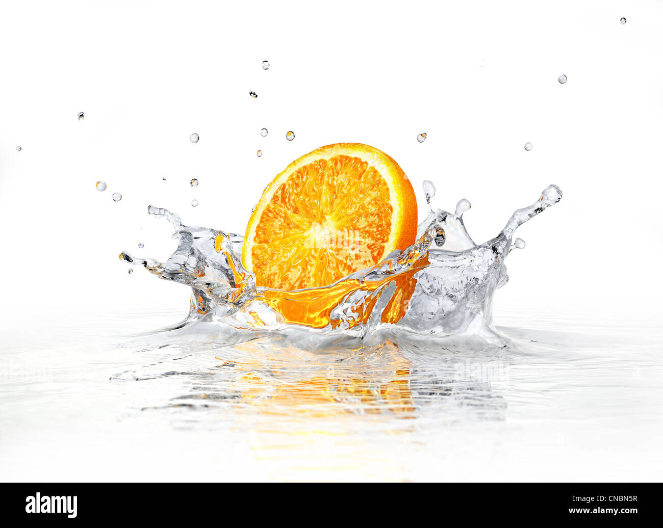 Fetta di arancia in calo e schizzi in acqua chiara. Su sfondo bianco. Foto Stock