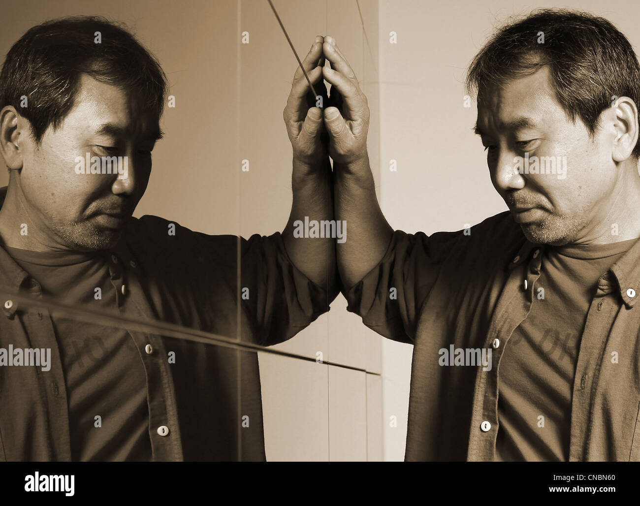 Ritratto dello scrittore giapponese Haruki Murakami Foto stock - Alamy