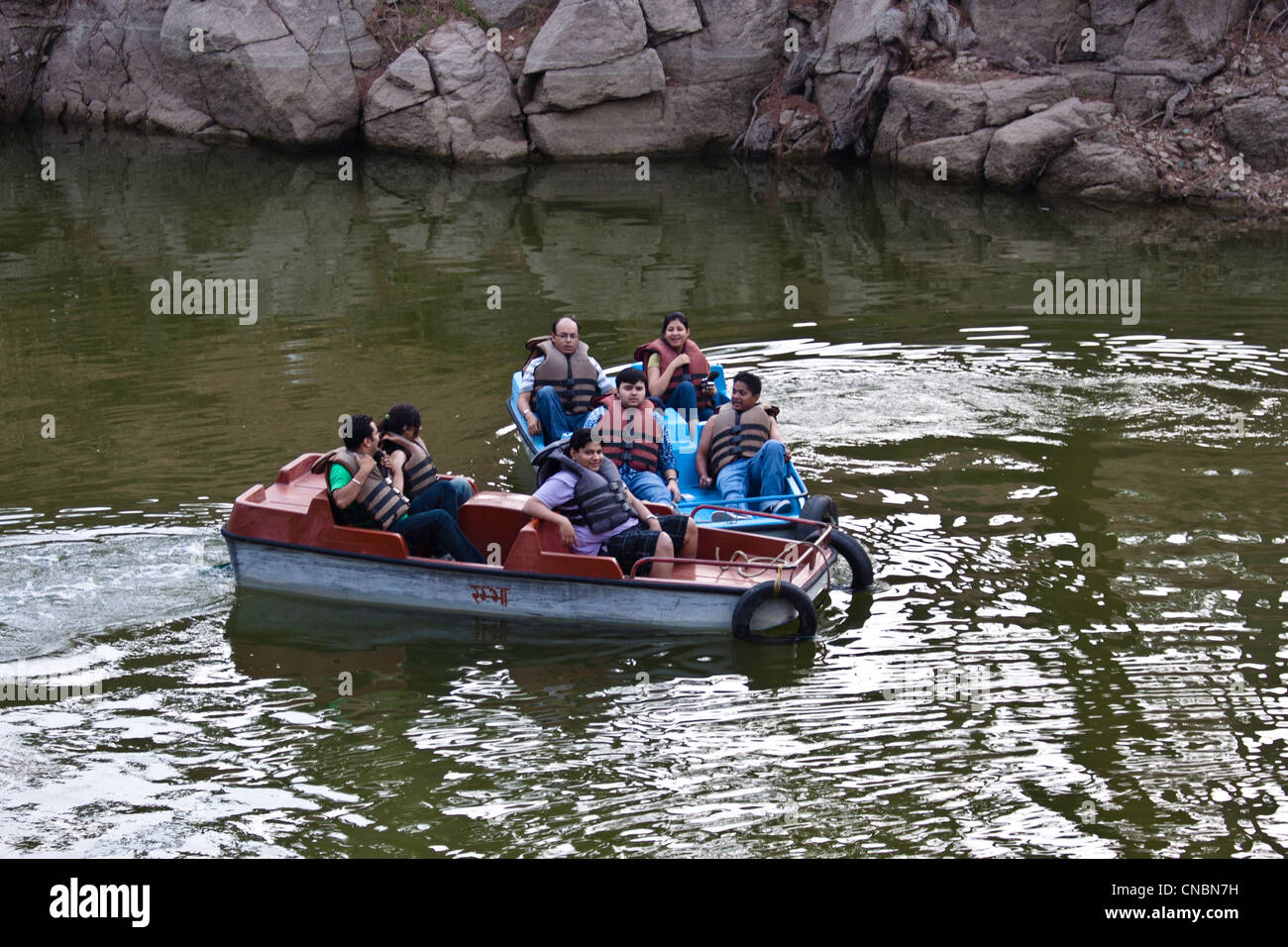 Barche a remi in un lago in Uttarakhand. Si tratta di un lago artificiale chiamato Bhulla Tal in Lansdowne, una bella hill station Foto Stock