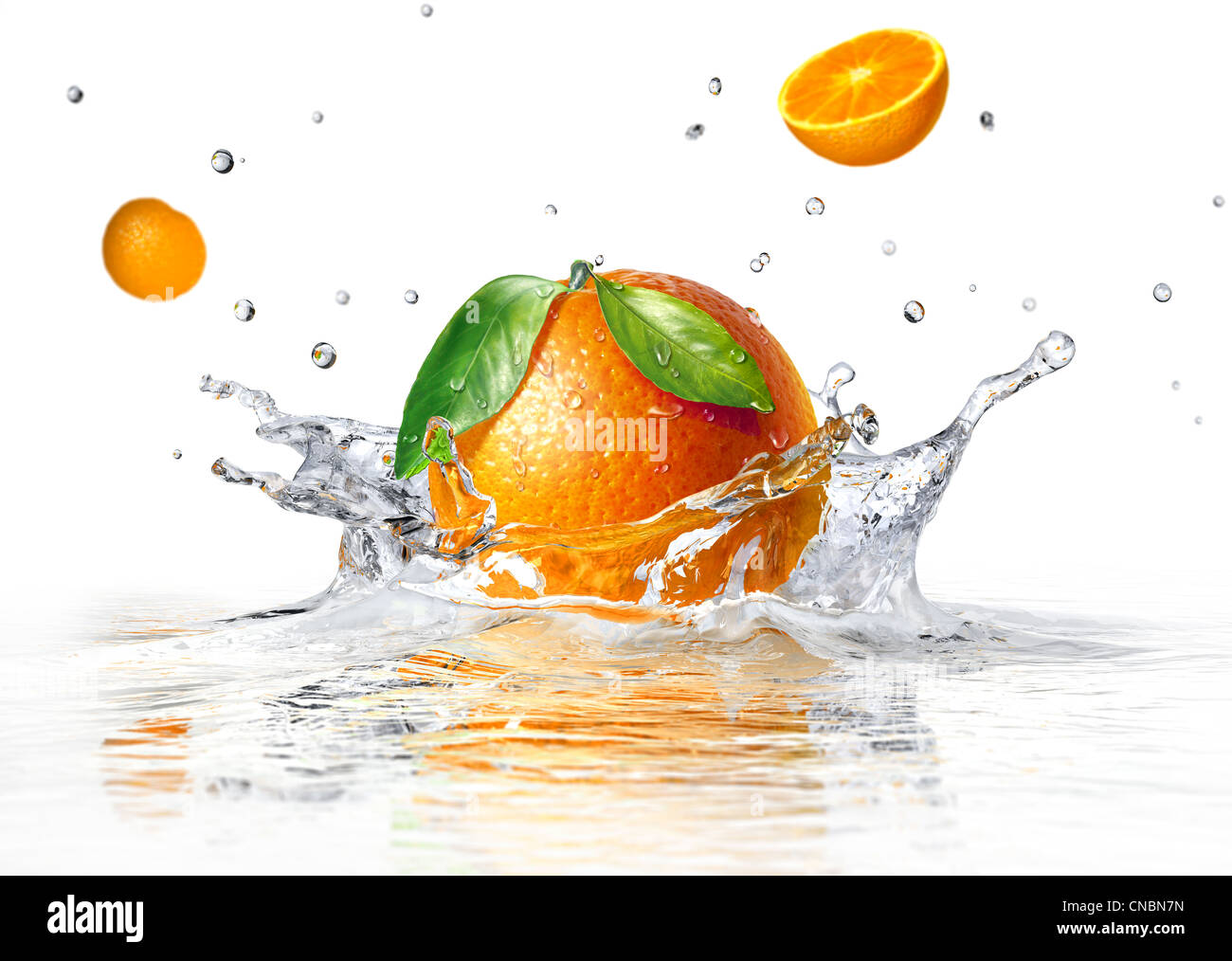 Spruzzi di colore arancione in acqua limpida e altri due metà caduta su sfondo bianco. Foto Stock