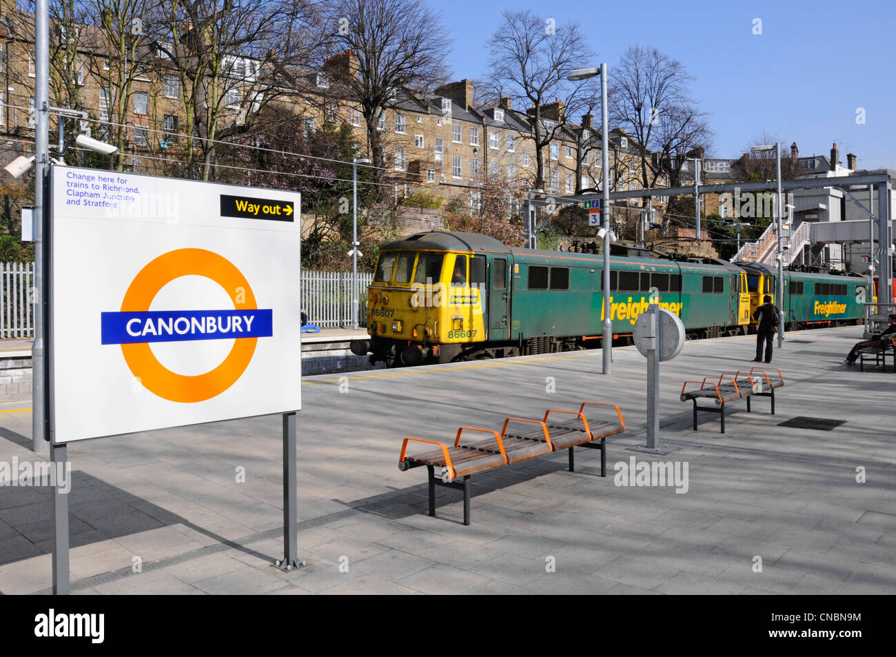 Due Freightliner locomotive lo spostamento di un contenitore tramite treno stazione Canonbury Foto Stock