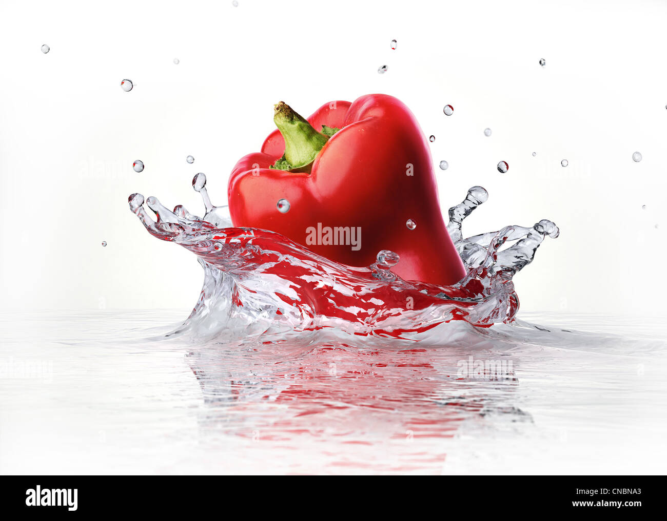 Rosso peperone dolce rientranti e schizzi in acqua chiara. Foto Stock