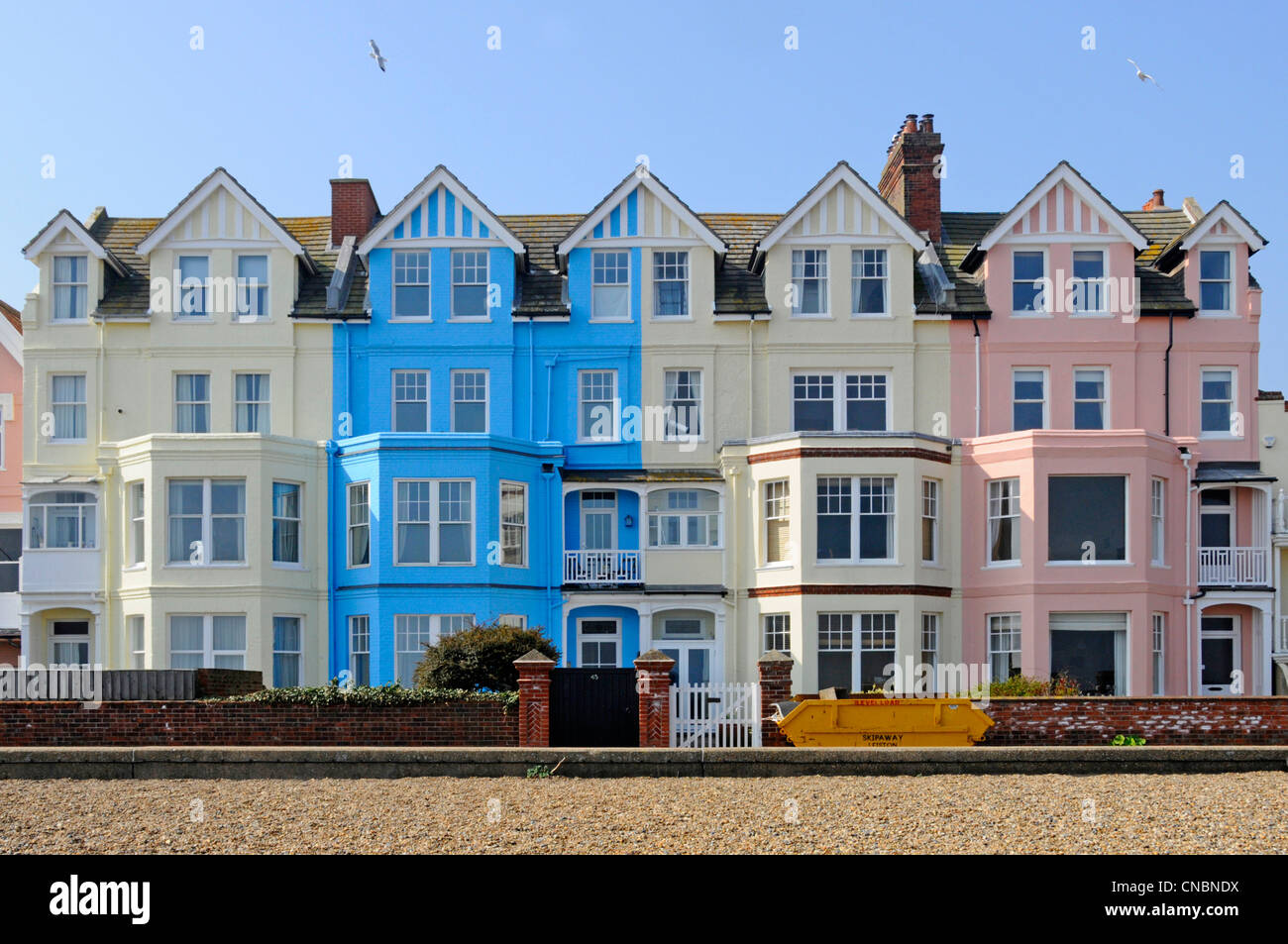 Aldeburgh terrazza fronte mare di proprietà dipinte di colore che si affaccia sul mare molti convertiti in pensioni e alloggi per vacanze Suffolk Inghilterra Regno Unito Foto Stock