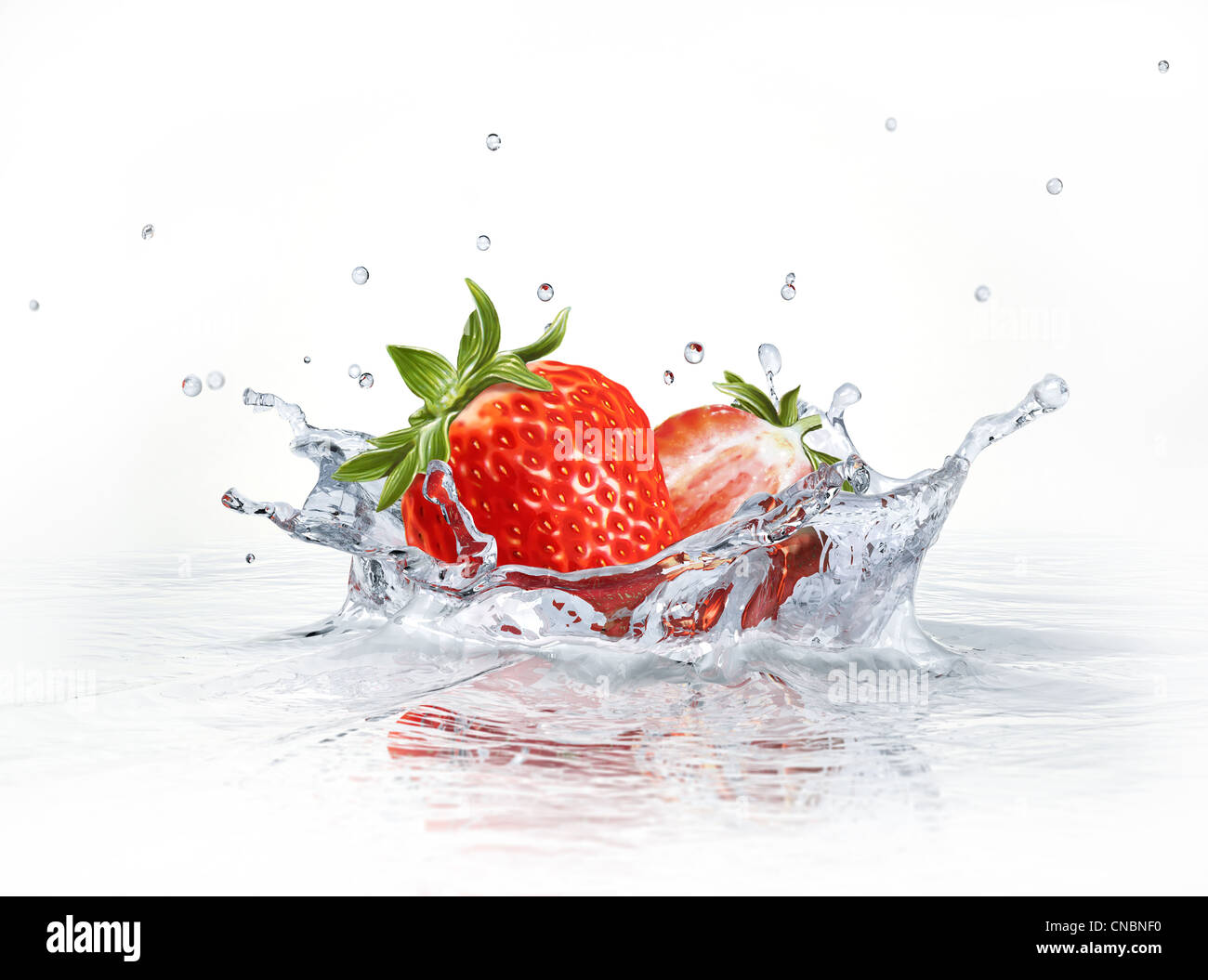 Le fragole di cadere in acqua chiara, formando una corona splash. Visto da un lato, con sfondo bianco. Foto Stock