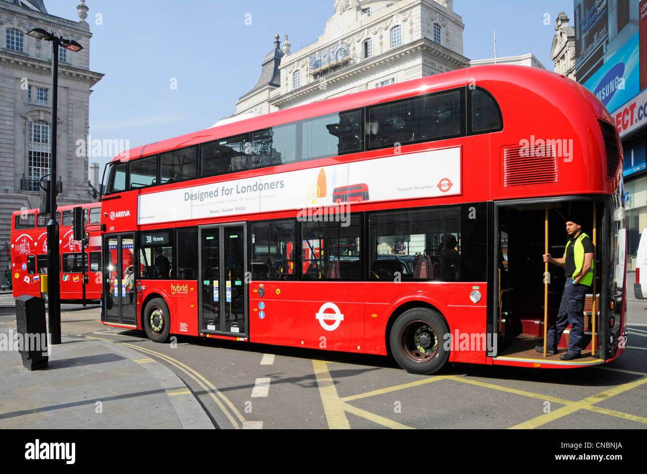 Il passeggero in piedi su aprire la piattaforma posteriore del nuovo 2012 London bus variamente denominato a Routemaster o Boris bus Foto Stock