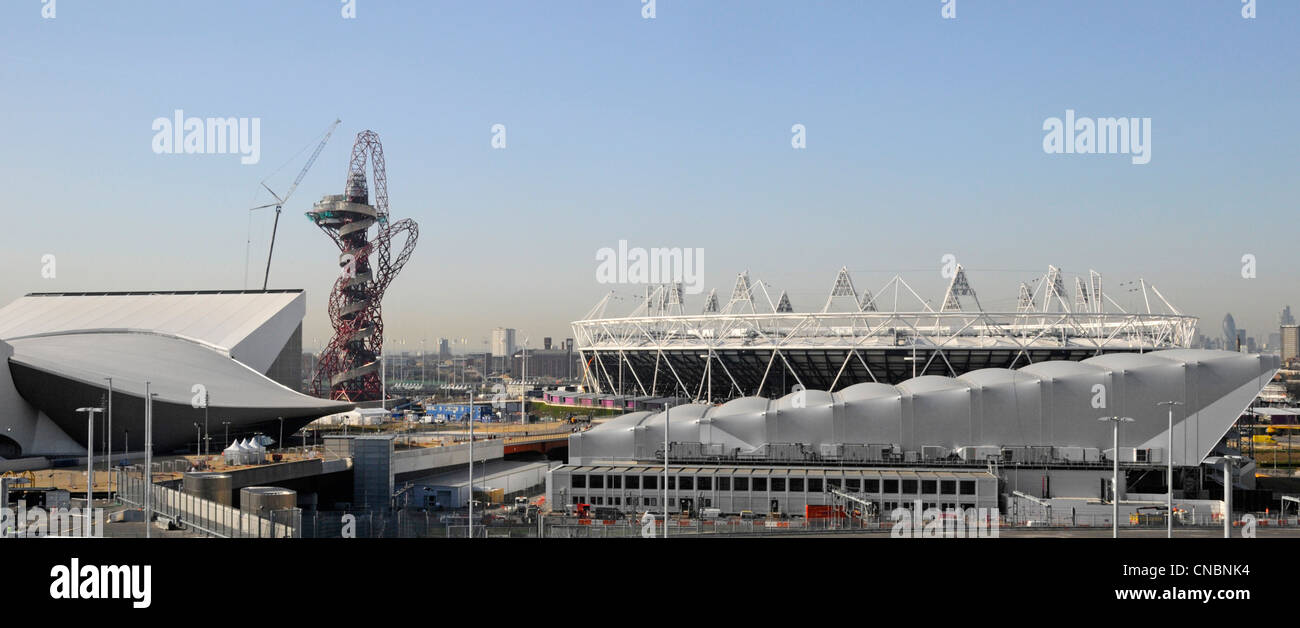 Vista sul parco olimpico, polo acquatico di fronte e Londra 2012 stadi sportivi del centro acquatico Beyond & Orbit Tower Stratford Newham Inghilterra Regno Unito Foto Stock